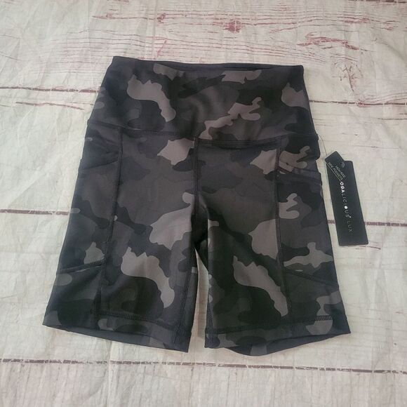 Yogalicious High Rise Side Pocket Camo Biker Shorts Size XS NWT - Picture 1 of 3